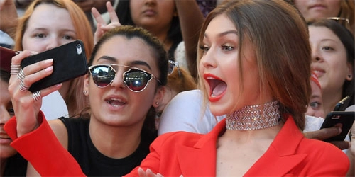 Gigi hadid mặc áo khoét sâu quần xẻ tà trên thảm đỏ