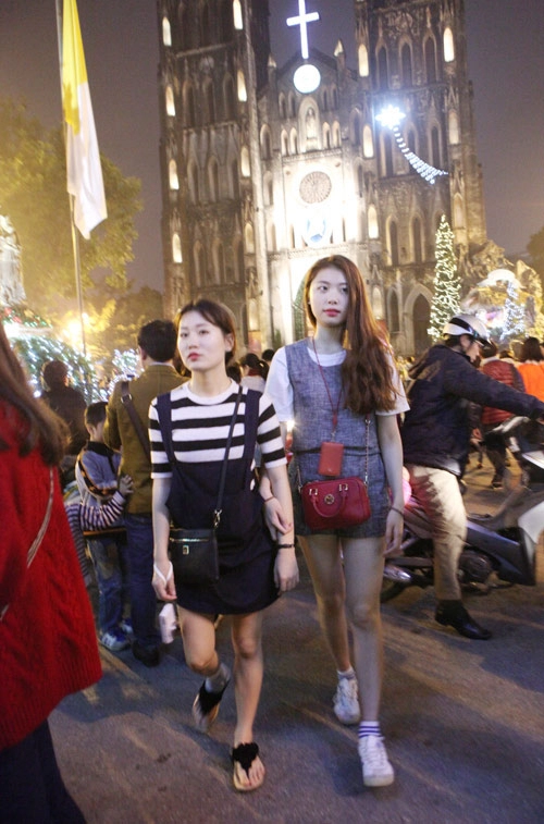 Giới trẻ hà nội mặc váy ngắn dạo phố giữa đêm noel ấm