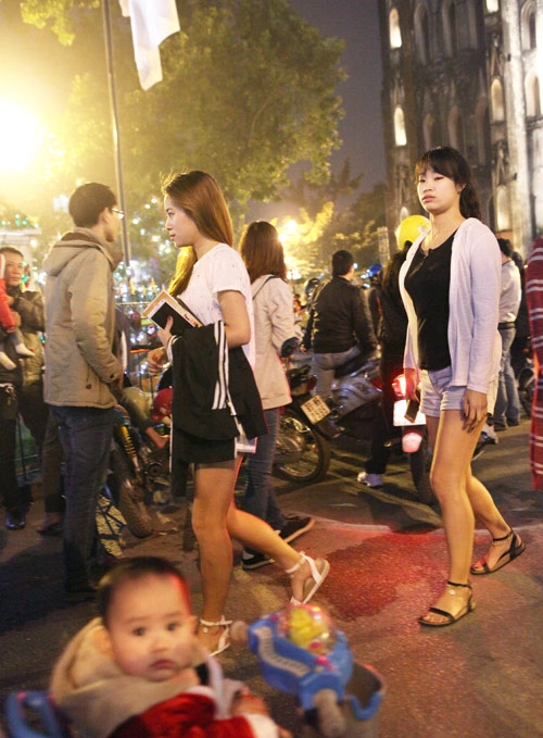 Giới trẻ hà nội mặc váy ngắn dạo phố giữa đêm noel ấm