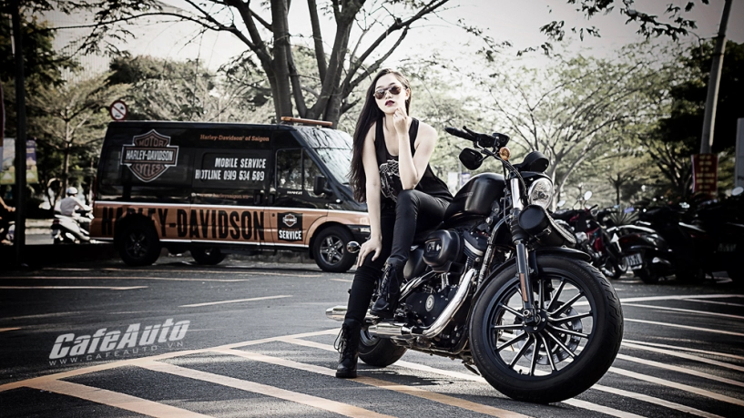 Harley davidson sportster iron mạnh mẽ bên người đẹp chân dài