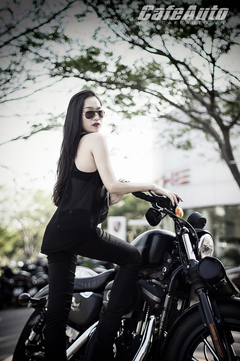 Harley davidson sportster iron mạnh mẽ bên người đẹp chân dài