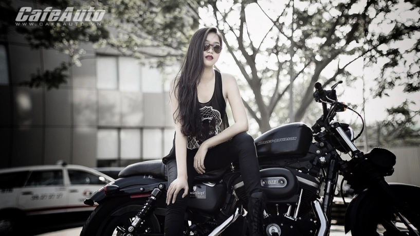 Harley davidson sportster iron mạnh mẽ bên người đẹp chân dài