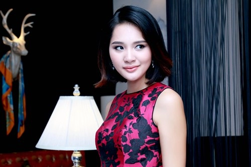 Hoa hậu hương giang khoe vẻ trẻ trung với tóc ngắn