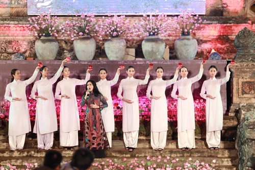 Hoa hậu kỳ duyên mặc áo dài trình diễn catwalk