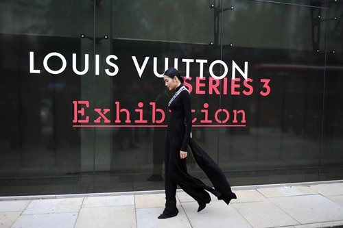 Hoàng thùy mặc áo dài đến triển lãm louis vuitton