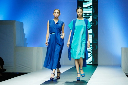 Hoàng yến hồng quế đọ sắc trên sàn catwalk