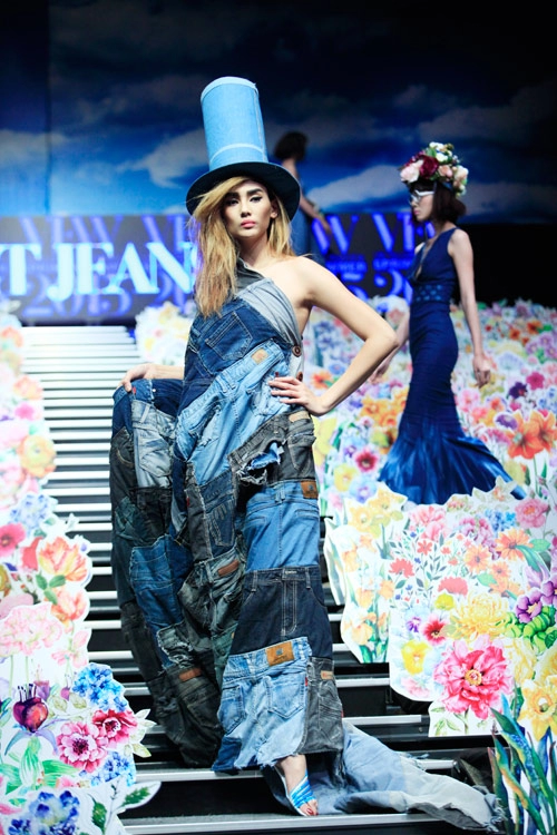 Hoàng yến hồng quế đọ sắc trên sàn catwalk