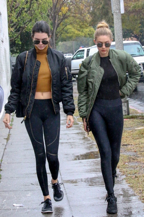 Học bộ đôi hot girl hollywood cách mặc đồ tập ra phố