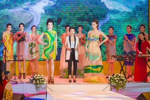 Hồng quế gợi cảm catwalk với váy lụa xuyên thấu