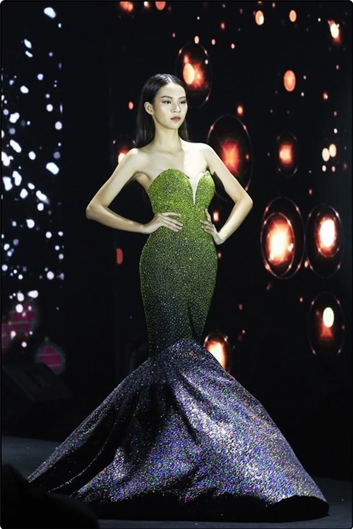 Huyền thanh phí phương anh lộ vẻ căng thẳng suýt té ngã khi catwalk