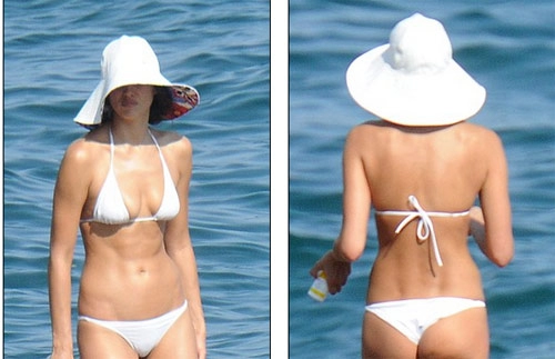 Irina shayk mặc bikini gợi cảm nhăn nhó vì nắng gắt