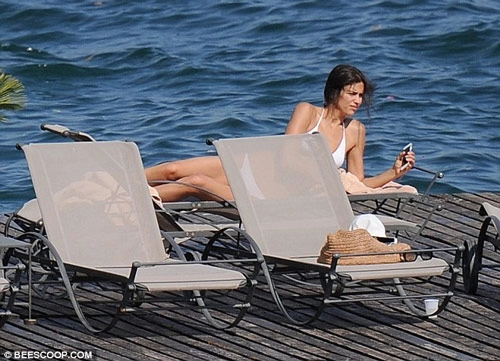 Irina shayk mặc bikini gợi cảm nhăn nhó vì nắng gắt
