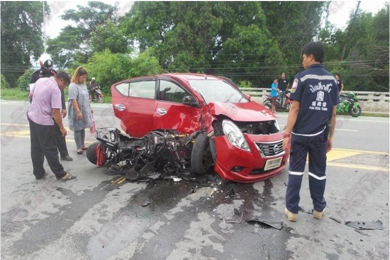 Kawasaki ninja zx-10r zen4 banh chành khi đâm thẳng vào xe nissan sunny