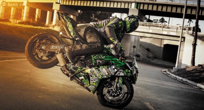 Kawasaki ninja zx-6r trong bản độ cực chất và ngông cuồng với phong cách stunt