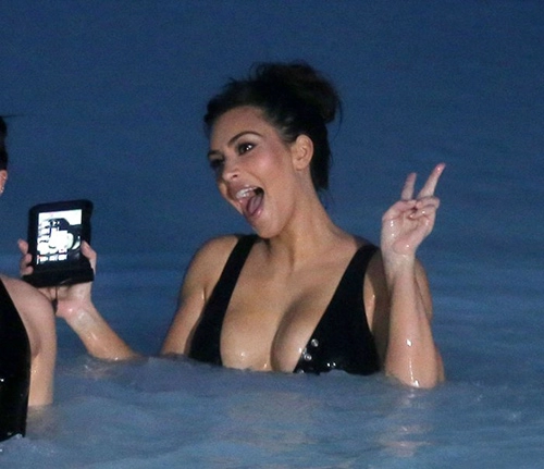 Kim kardashian khoe dáng bốc lửa sau sinh