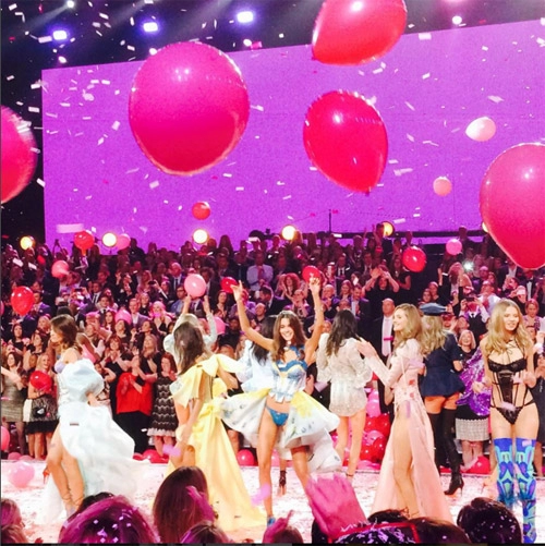 Loạt hình nóng hổi của show victorias secret 2015