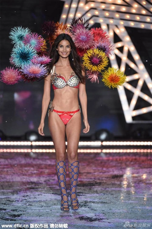 Loạt hình nóng hổi của show victorias secret 2015