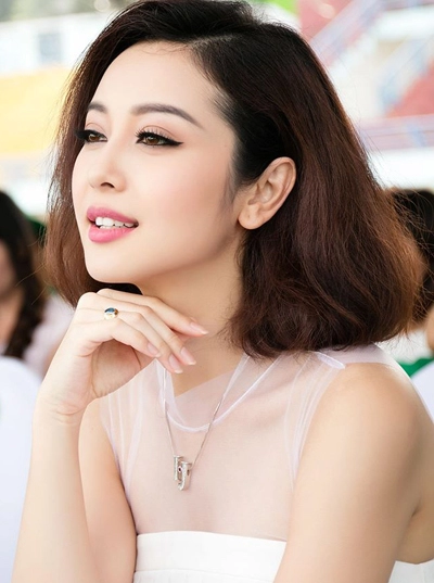 Mai phương thúy jennifer phạm xinh xắn với viền mắt mèo