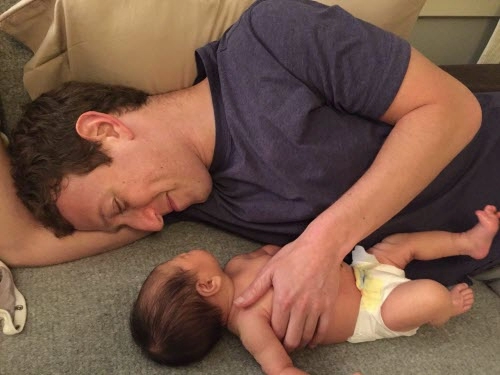 Mark zuckerberg khoe ảnh chăm con hạnh phúc tràn trề
