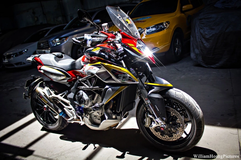 Mv agusta stradale 800 trong bản độ đầy mê hoặc của biker sài gòn