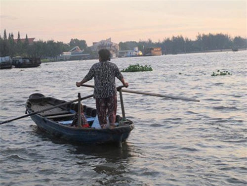 Ngắm bình minh lênh đênh cùng chợ nổi cái răng