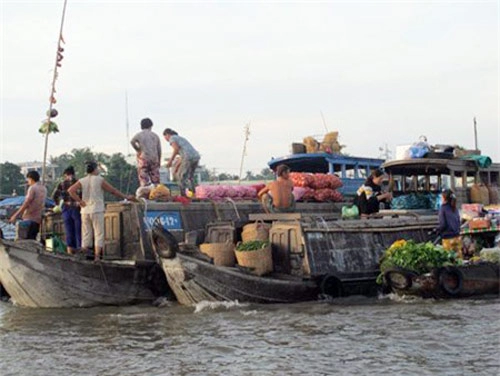 Ngắm bình minh lênh đênh cùng chợ nổi cái răng