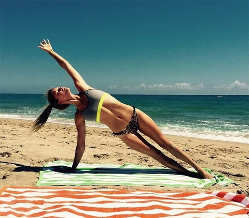 Người đẹp gợi cảm mặc bikini tập yoga điêu luyện