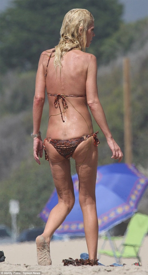 Người mẫu bikini nhăn nheo như bà già ở tuổi 39