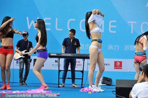 Người mẫu mặc bikini khuấy động lễ hội thể thao tq