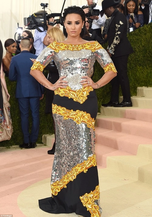 Những bộ cánh xấu lạ lố bịch nhất met gala 2016