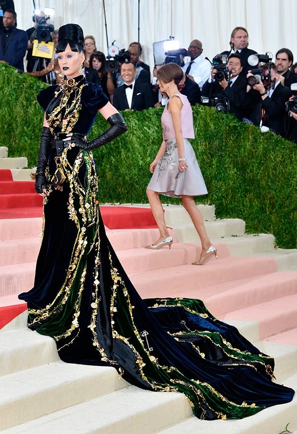 Những bộ cánh xấu lạ lố bịch nhất met gala 2016