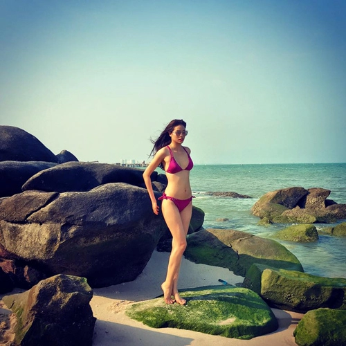 Phạm hương siêu sexy với bikini trên bãi biển thái lan