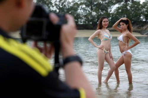Phó nháy singapore đưa vợ theo khi chụp người mẫu nude