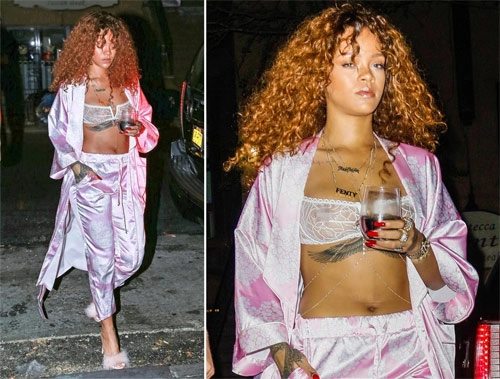 Rihanna phanh áo ngoài khoe nội y trong suốt sexy