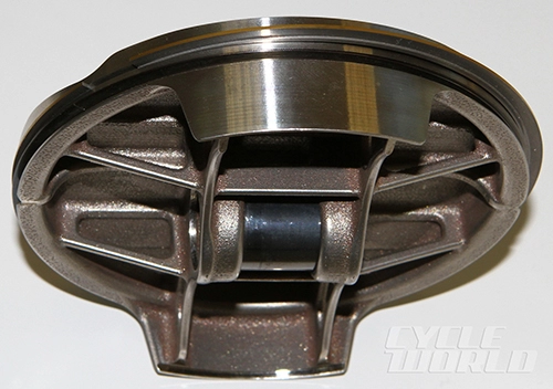 Thép sẽ làm vật liệu tiềm năng với piston nhưng cần phải có biện pháp giải quyết vấn đề nhiệt