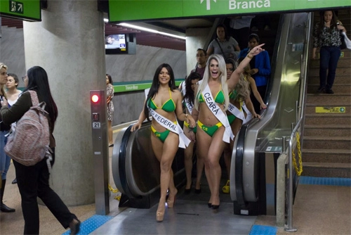 Thí sinh hoa hậu siêu vòng 3 náo loạn tàu điện ngầm