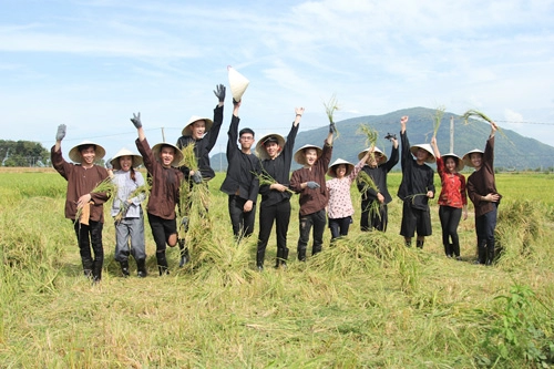 Thí sinh project runway vietnam bất ngờ đi gặt lúa