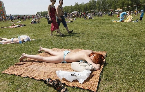 Thiếu nữ pháp bị hành hung vì mặc bikini tắm nắng