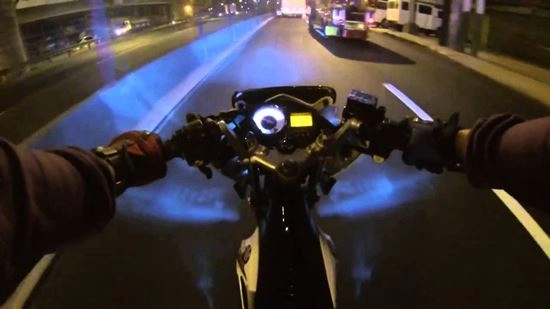 Tránh tai nạn khi đi xe máy trời tối