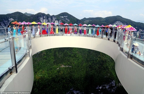 Trung quốc khai trương lối đi bằng kính lớn nhất thế giới