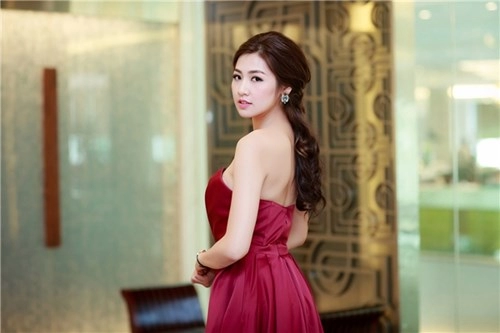 Tú anh sexy hết cỡ với đầm cúp ngực khoe đôi chân ngọc ngà