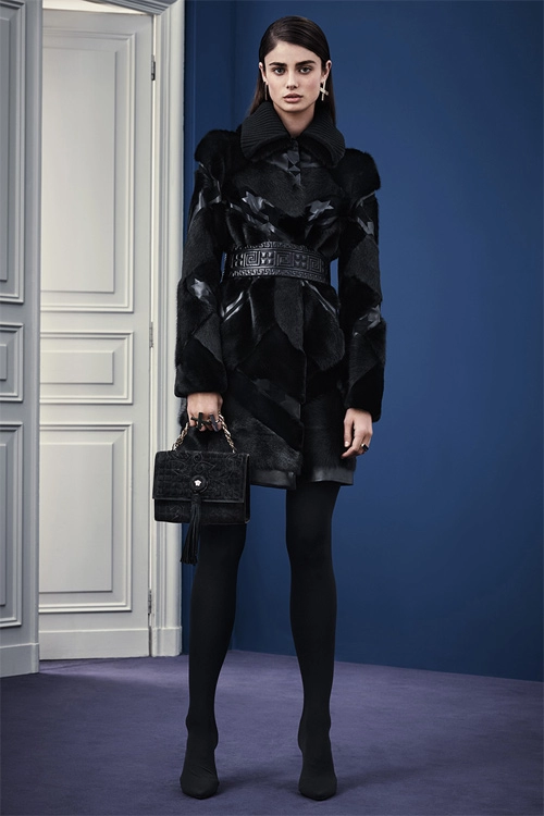 Versace tiếp tục trao quyền lực mềm cho phụ nữ