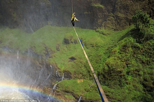 Ảnh đi trên dây ngang qua thác nước 60 mét