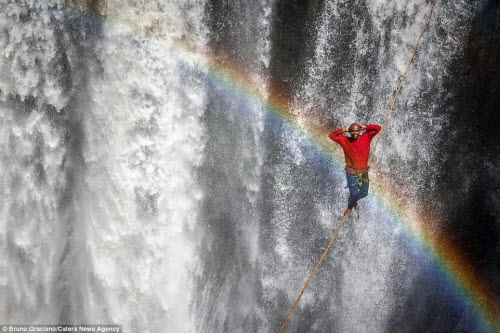 Ảnh đi trên dây ngang qua thác nước 60 mét