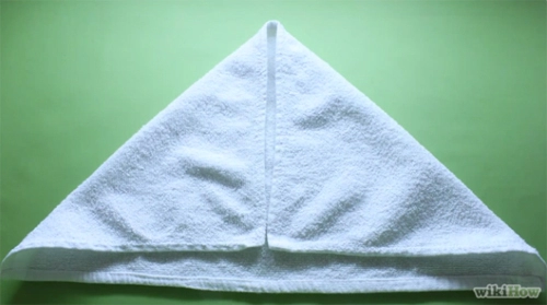 Cách xếp chim thiên nga bằng khăn tắm tô điểm cho giường cưới