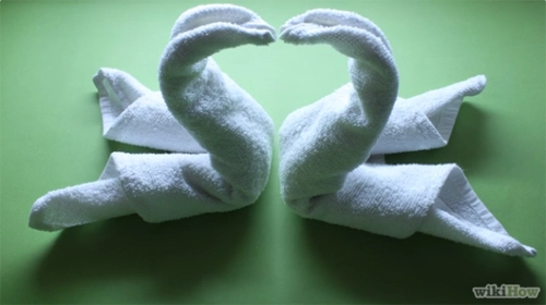 Cách xếp chim thiên nga bằng khăn tắm tô điểm cho giường cưới
