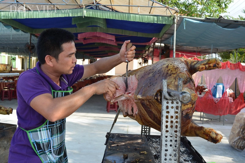 Cận cảnh từng lát bê thui cầu mống đất quảng