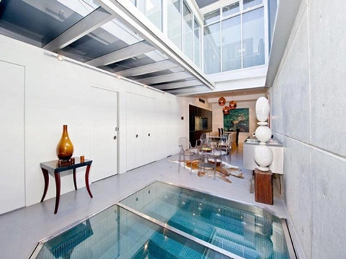 Căn nhà có bể bơi trong phòng khách