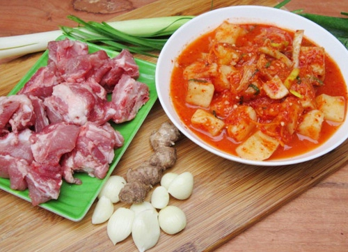 Canh kim chi củ cải nấu sườn cay cay nóng hổi