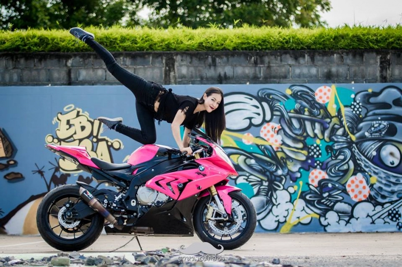 clip nữ biker quẩy khí thế bên cạnh chiếc bmw s1000rr 2015 màu hồng